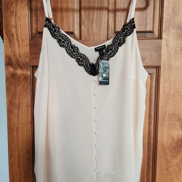 NWT Torrid Pale Pink Button Front Lace Trim Challis Cami - Size 2 - Picture 3 of 6